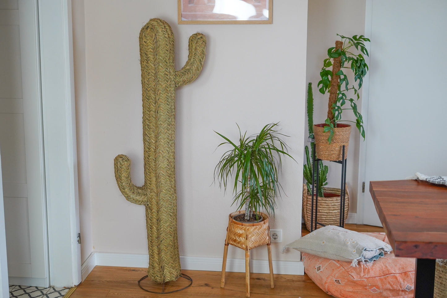 Handgeflochtener Kaktus aus Halfagras mit Fuß aus Metall