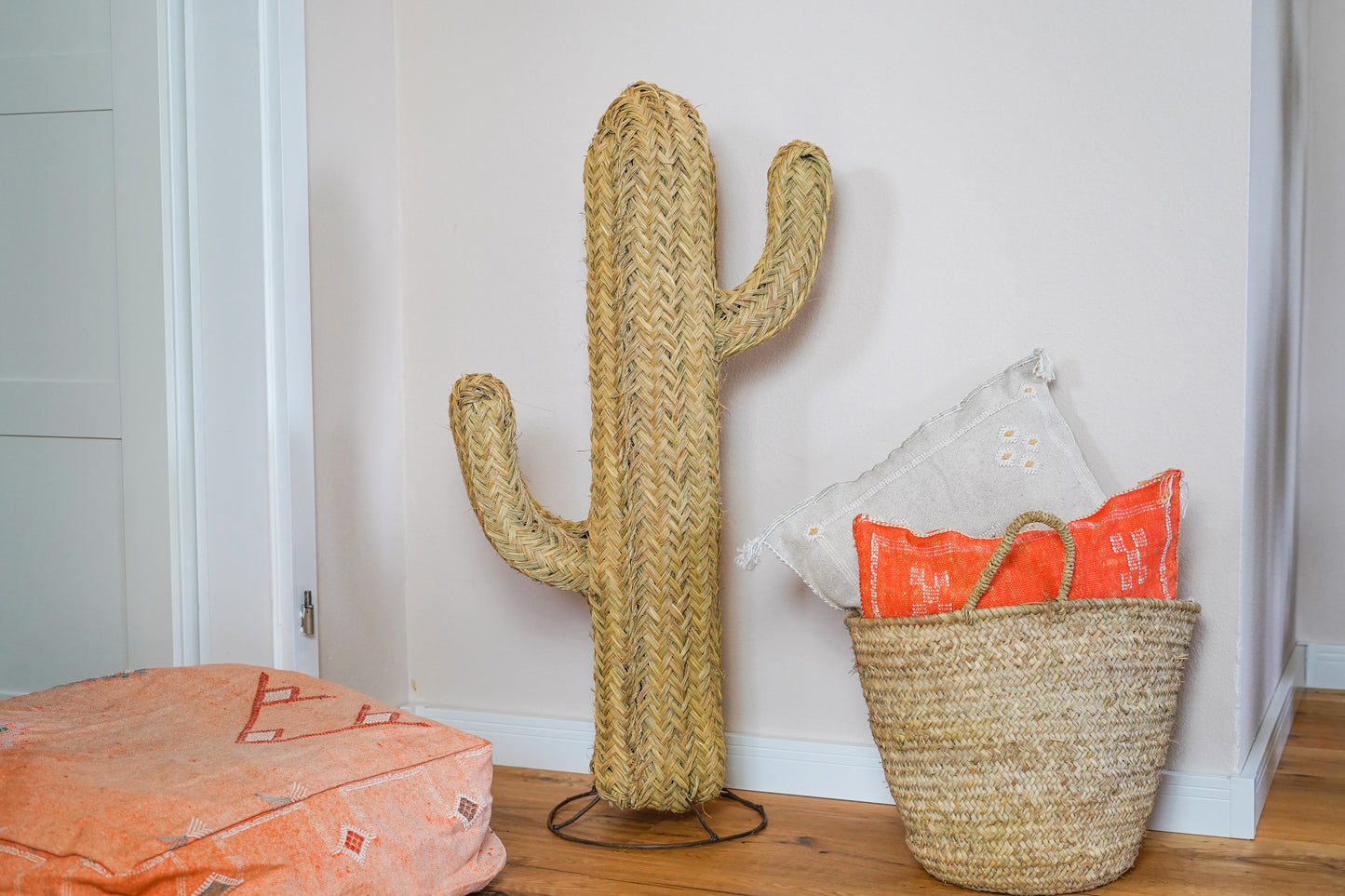 Handgeflochtener Kaktus aus Halfagras mit Fuß aus Metall