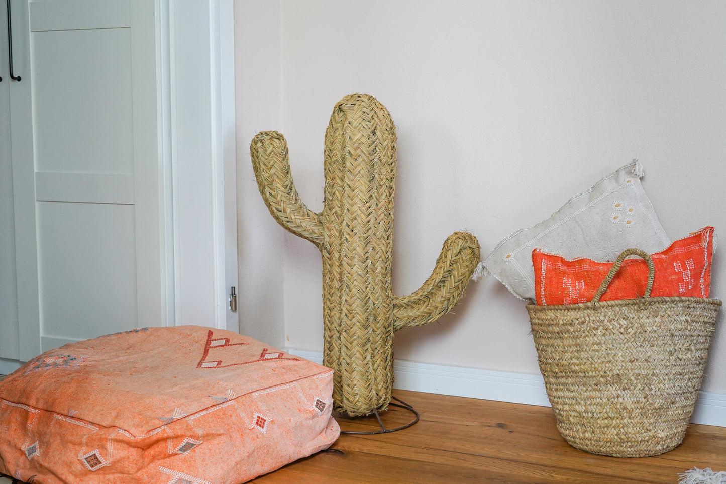 Handgeflochtener Kaktus aus Halfagras mit Fuß aus Metall