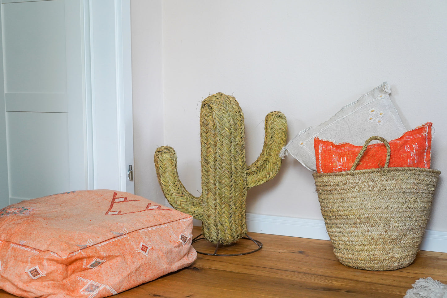 Handgeflochtener Kaktus aus Halfagras mit Fuß aus Metall