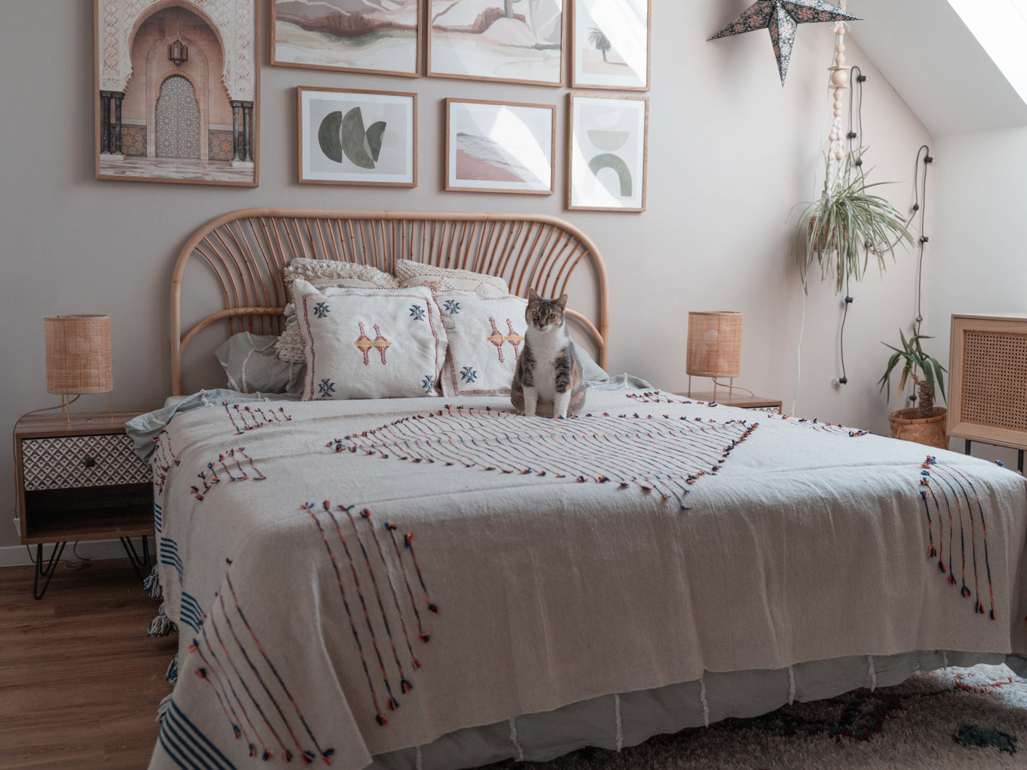 Handgefertigte marokkanische Tagesdecke mit Quasten | 230cm x 180cm