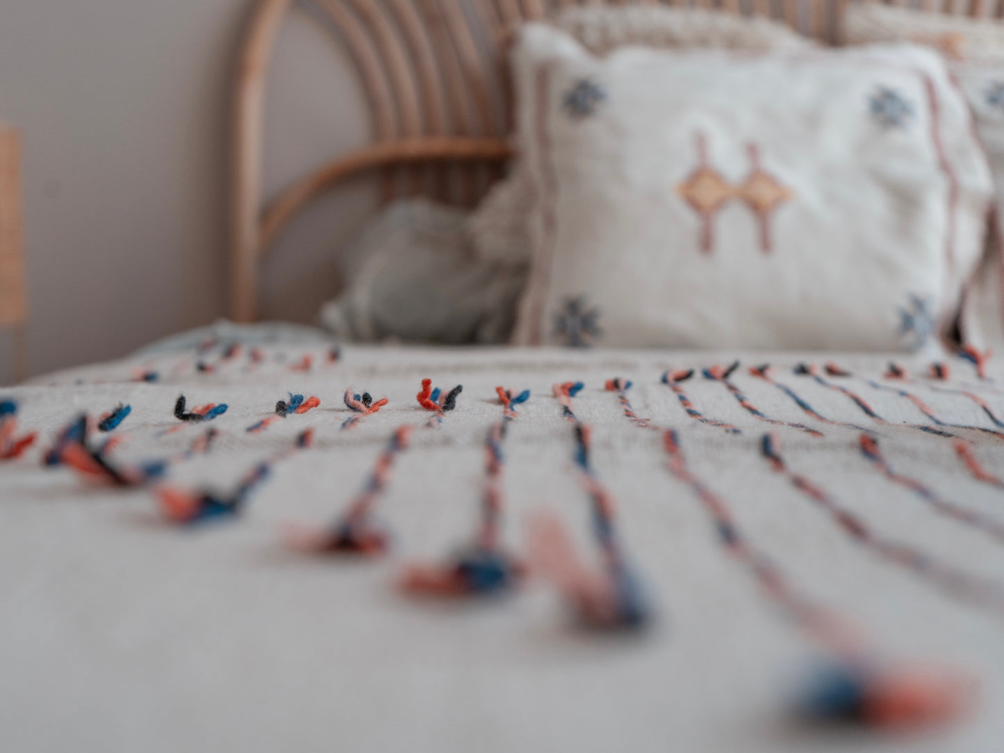 Handgefertigte marokkanische Tagesdecke mit Quasten | 230cm x 180cm