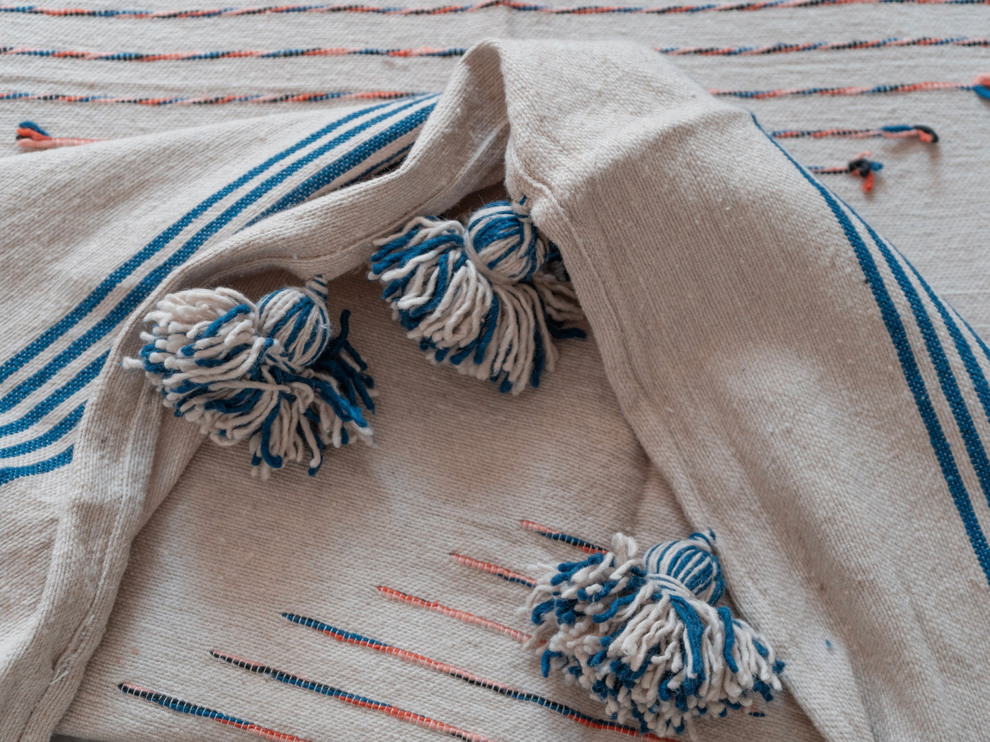 Handgefertigte marokkanische Tagesdecke mit Quasten | 230cm x 180cm