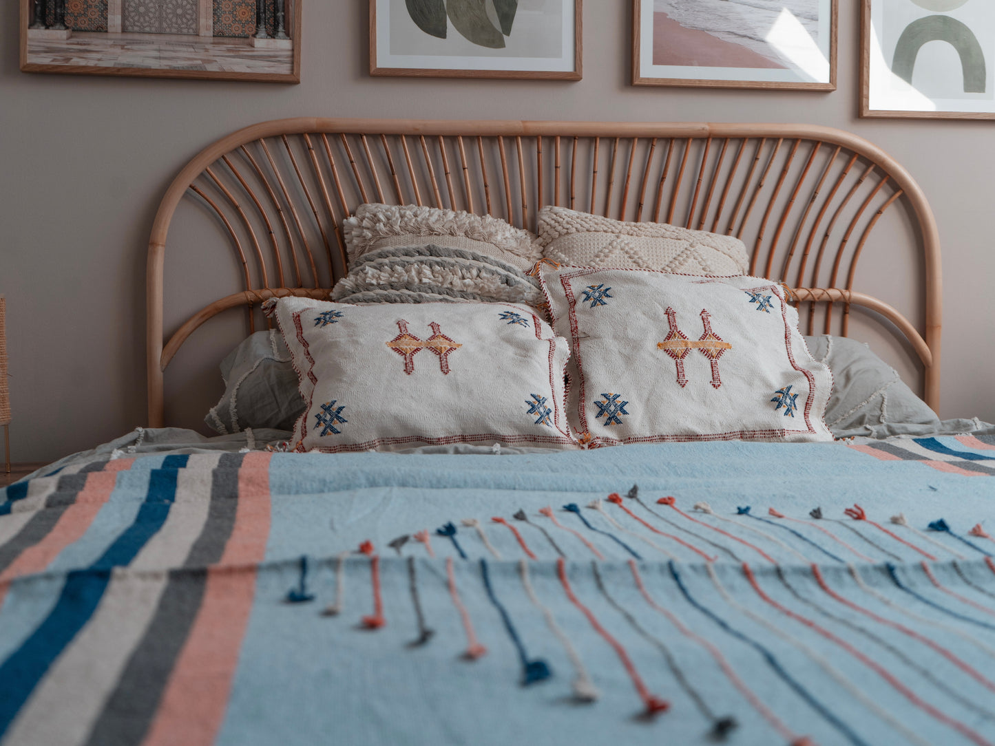 Handgefertigte marokkanische Tagesdecke mit Quasten | 240cm x 80cm