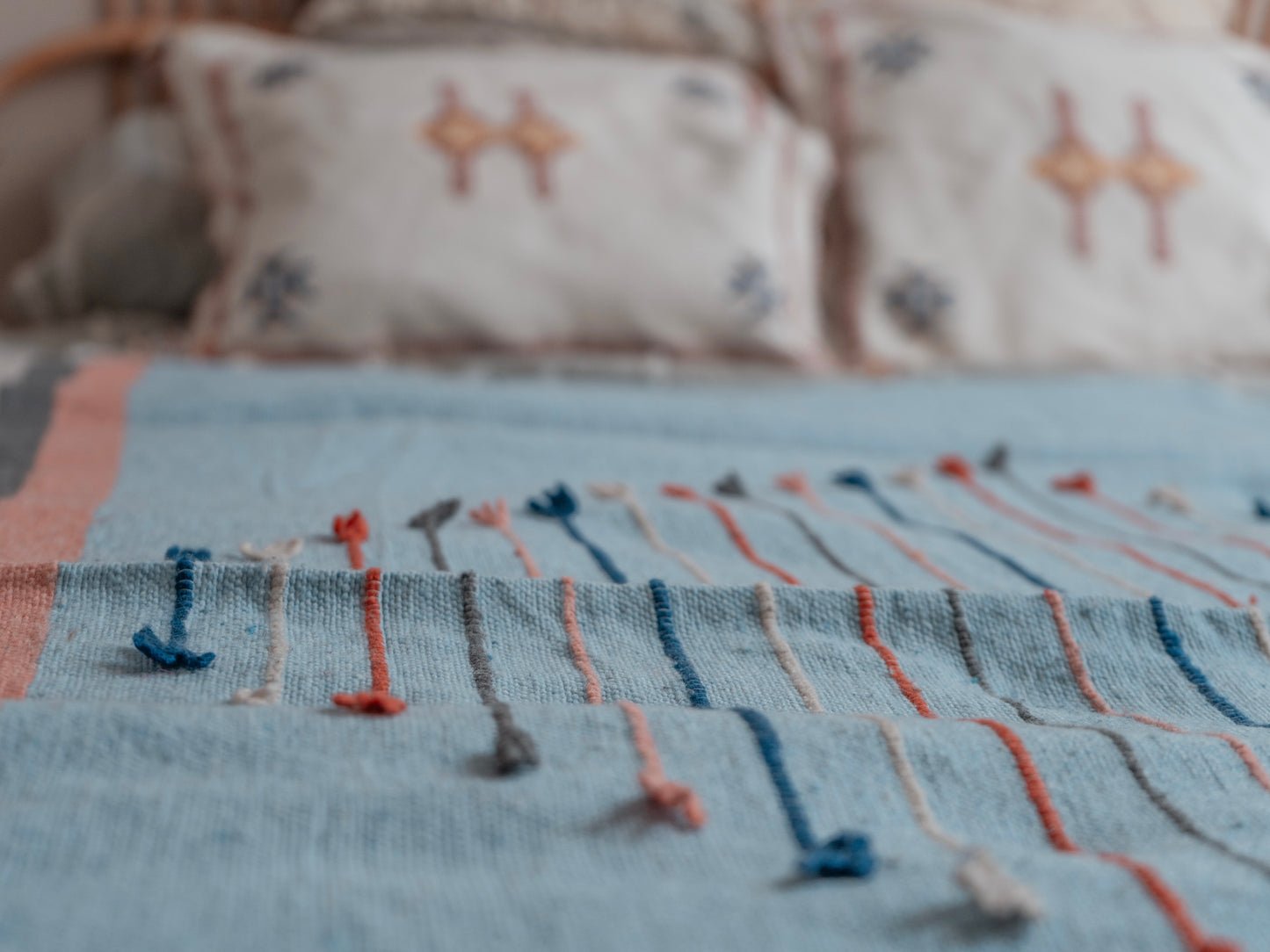 Handgefertigte marokkanische Tagesdecke mit Quasten | 240cm x 80cm