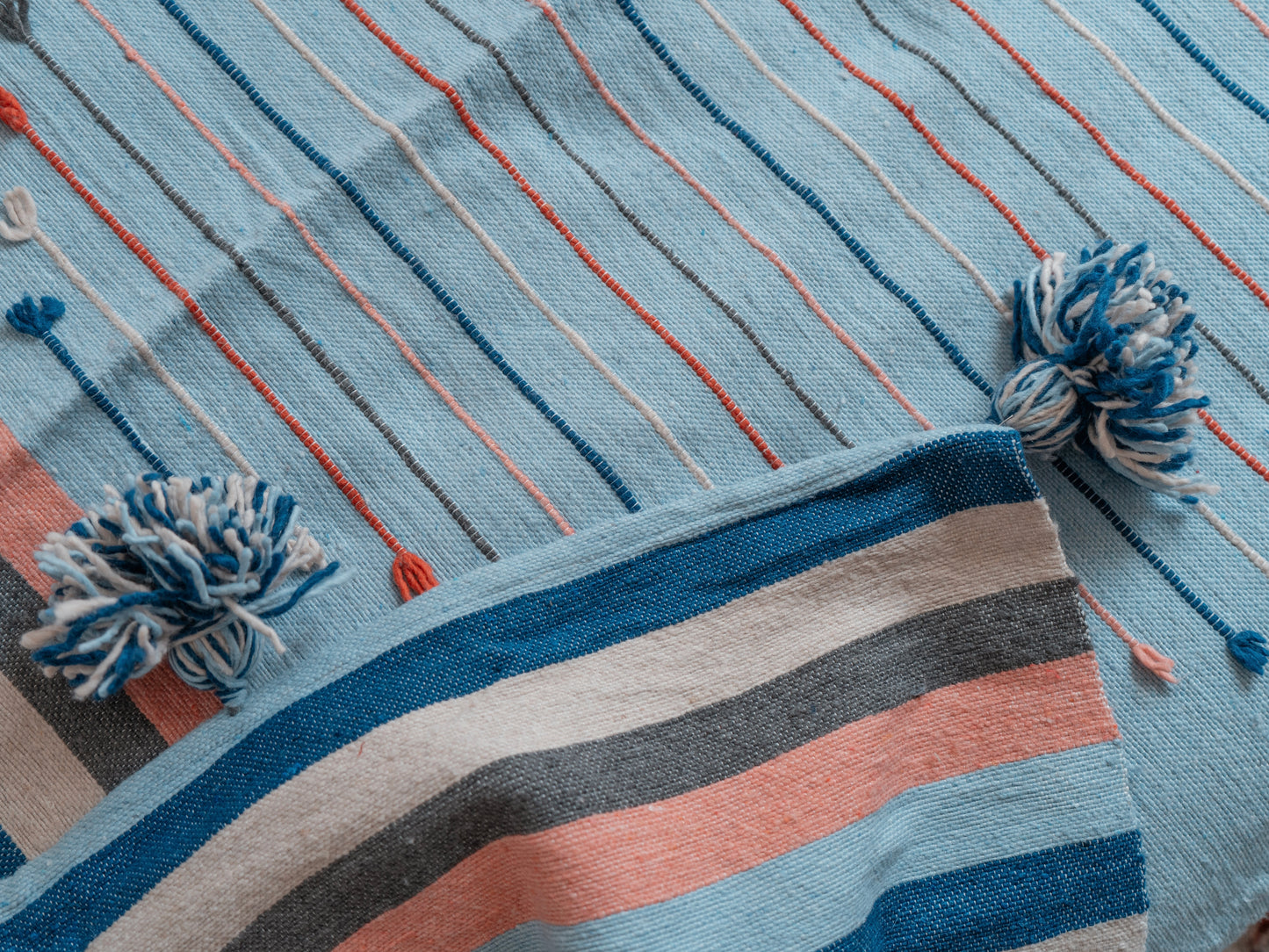 Handgefertigte marokkanische Tagesdecke mit Quasten | 240cm x 80cm