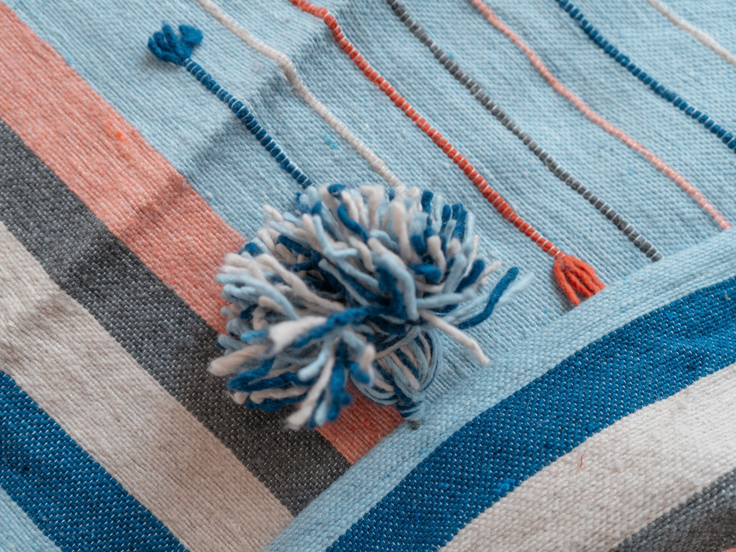 Handgefertigte marokkanische Tagesdecke mit Quasten | 240cm x 80cm