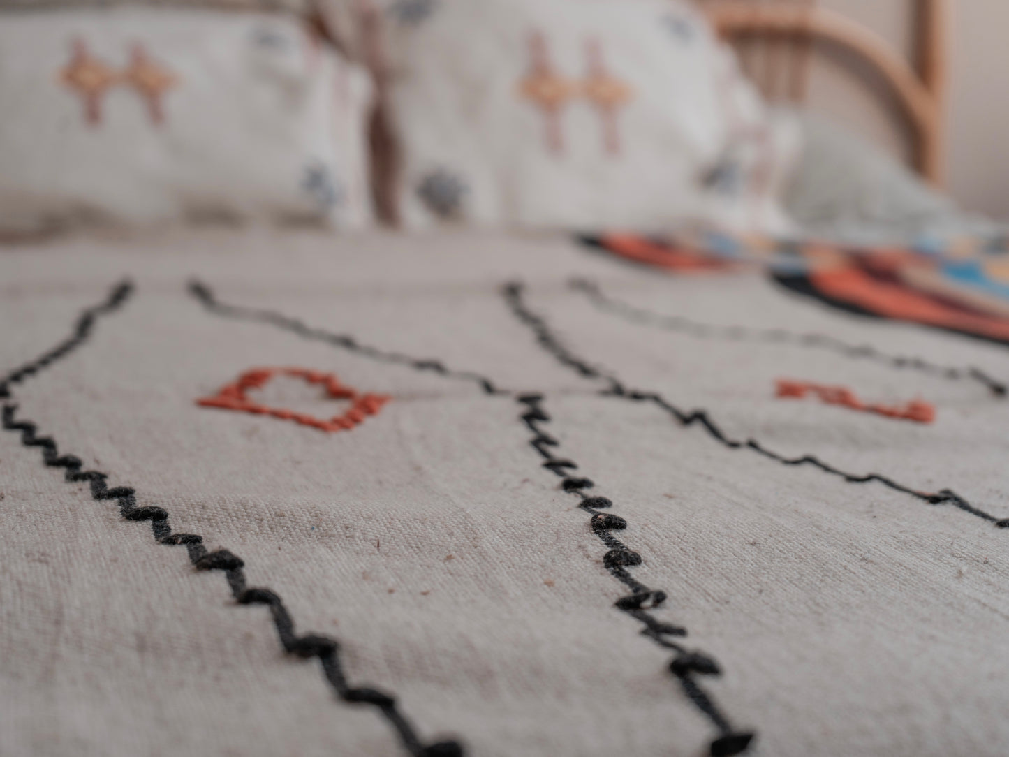 Handgefertigte marokkanische Tagesdecke mit Quasten | 215cm x 180cm