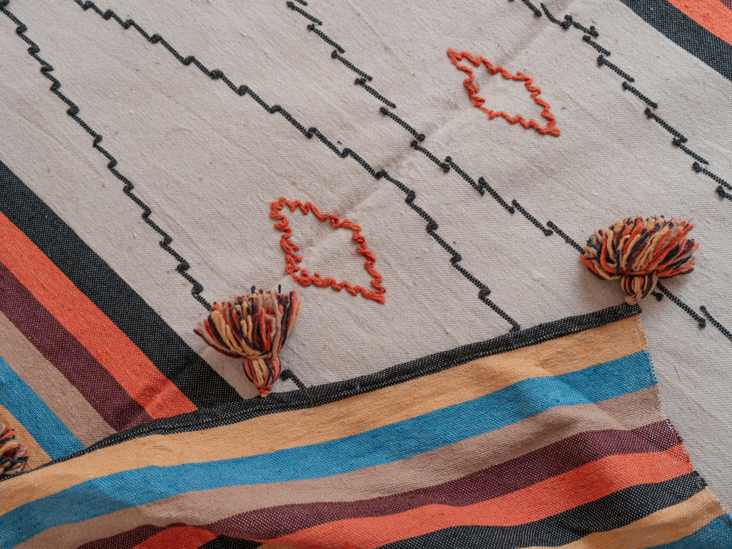 Handgefertigte marokkanische Tagesdecke mit Quasten | 215cm x 180cm