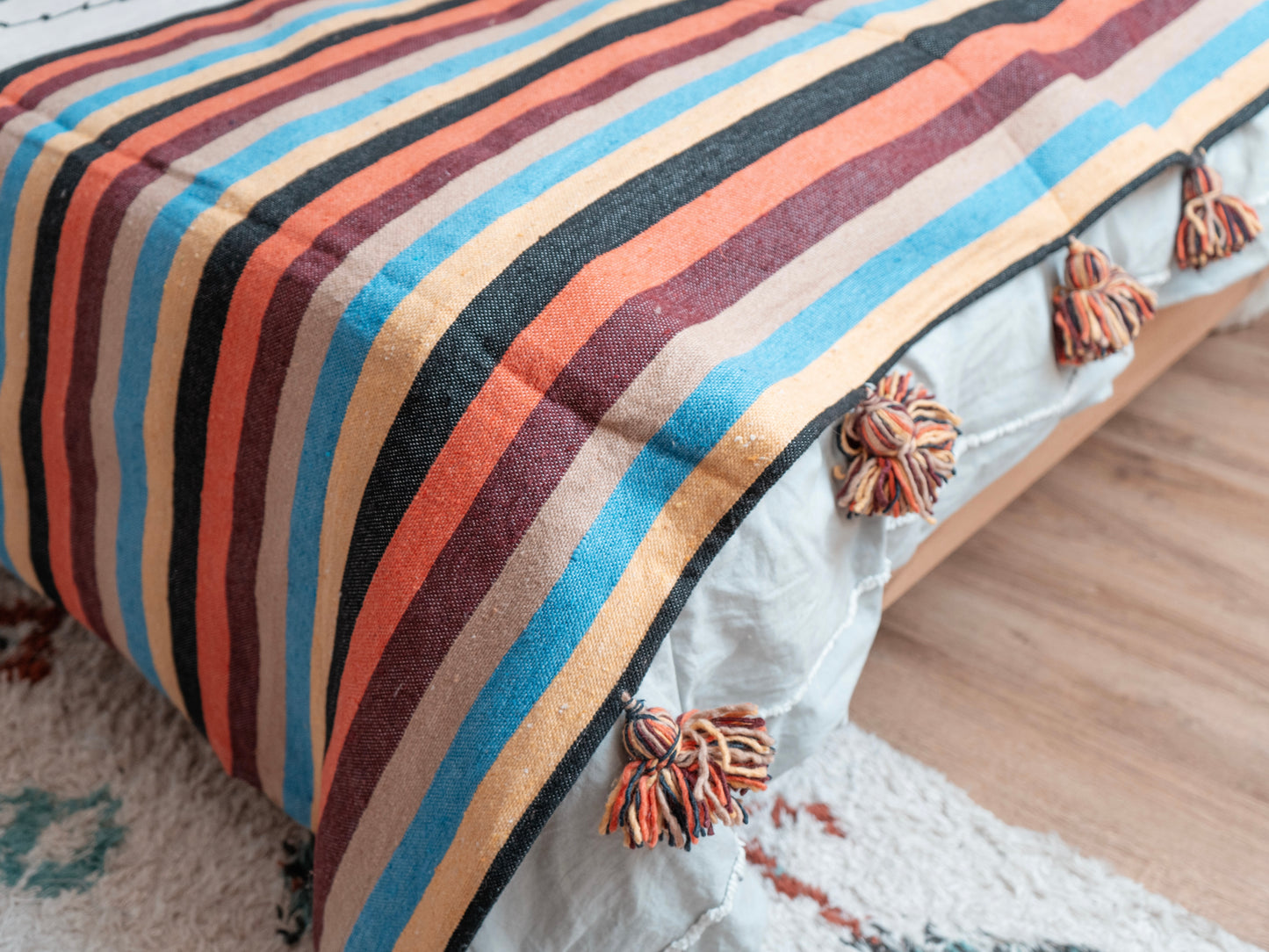 Handgefertigte marokkanische Tagesdecke mit Quasten | 215cm x 180cm