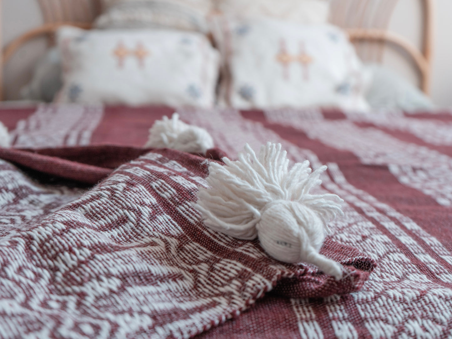 Handgefertigte marokkanische Tagesdecke mit Quasten | 260cm x 190cm