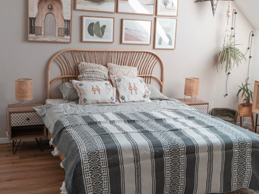 Handgefertigte marokkanische Tagesdecke mit Quasten | 180cm x 140cm