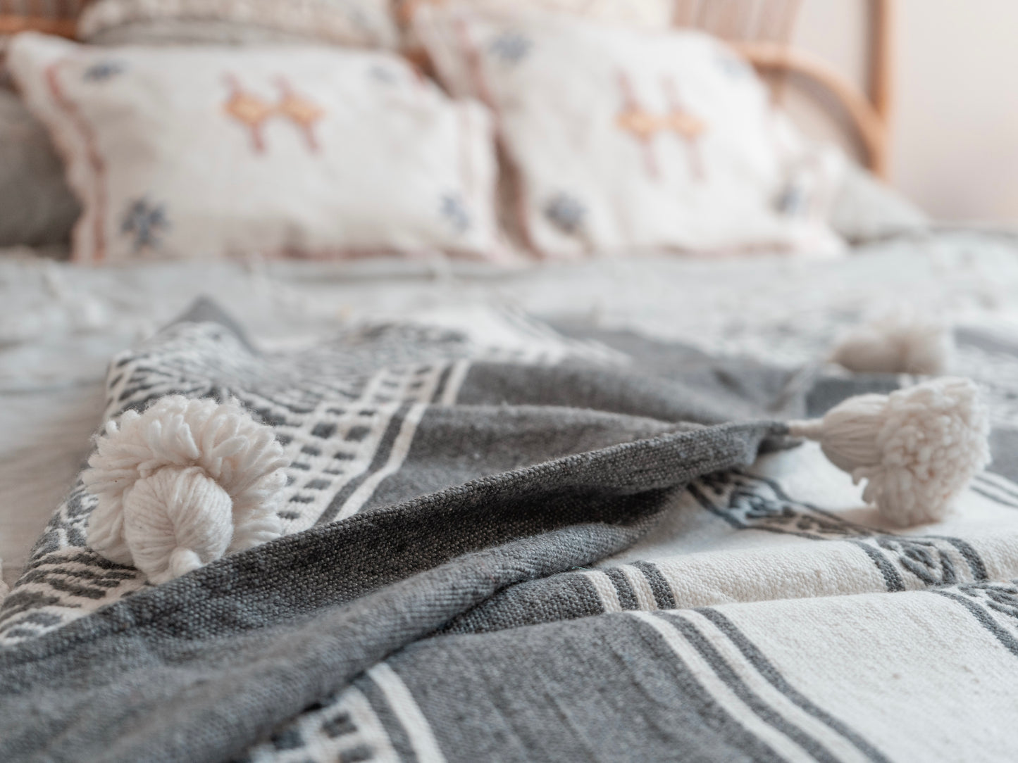 Handgefertigte marokkanische Tagesdecke mit Quasten | 180cm x 140cm