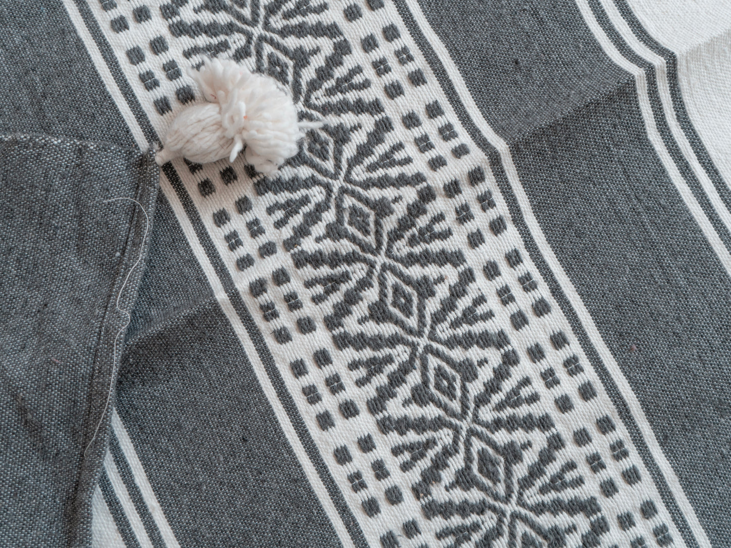 Handgefertigte marokkanische Tagesdecke mit Quasten | 180cm x 140cm