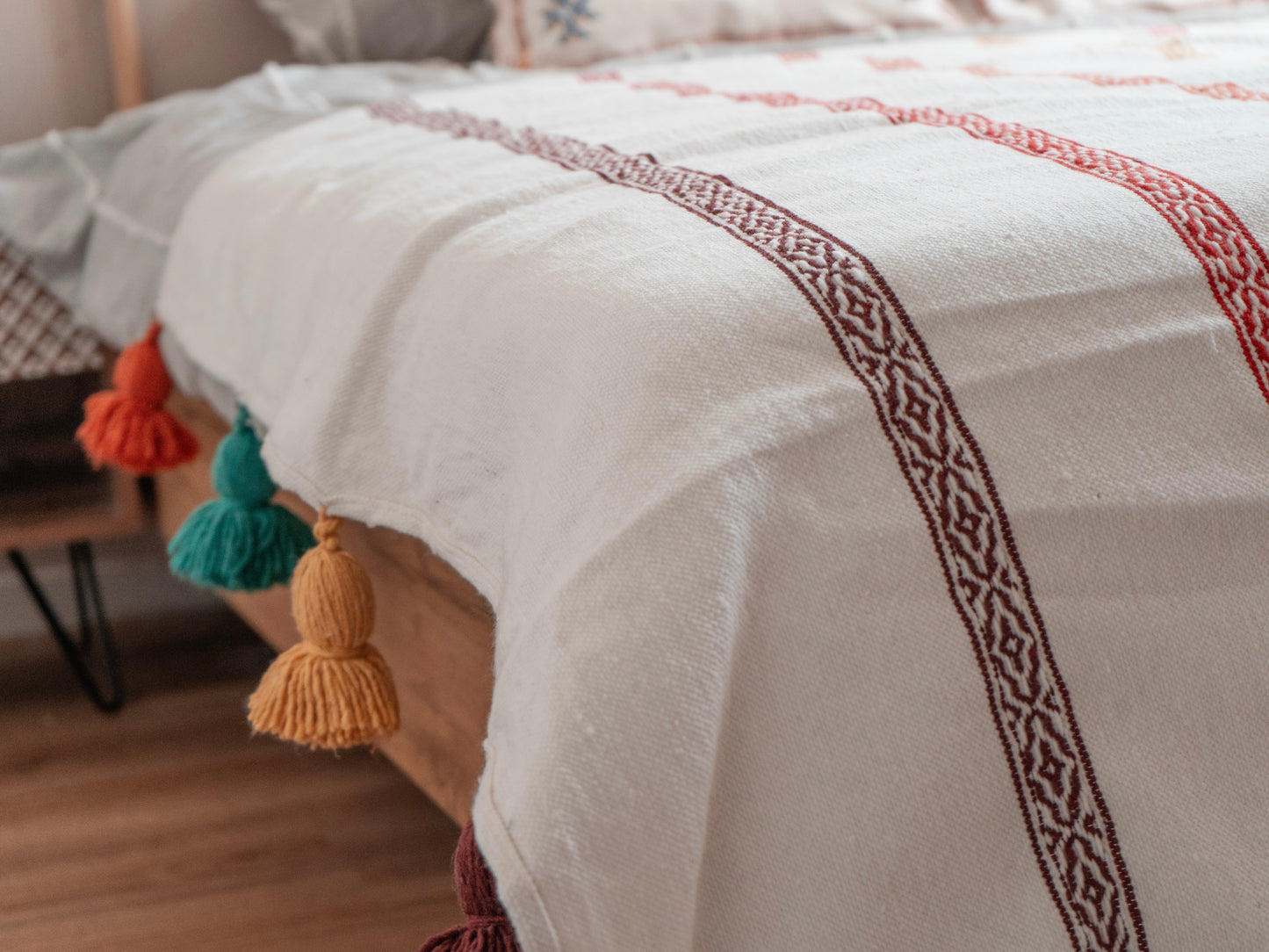 Handgefertigte marokkanische Tagesdecke mit Quasten | 190cm x 145cm