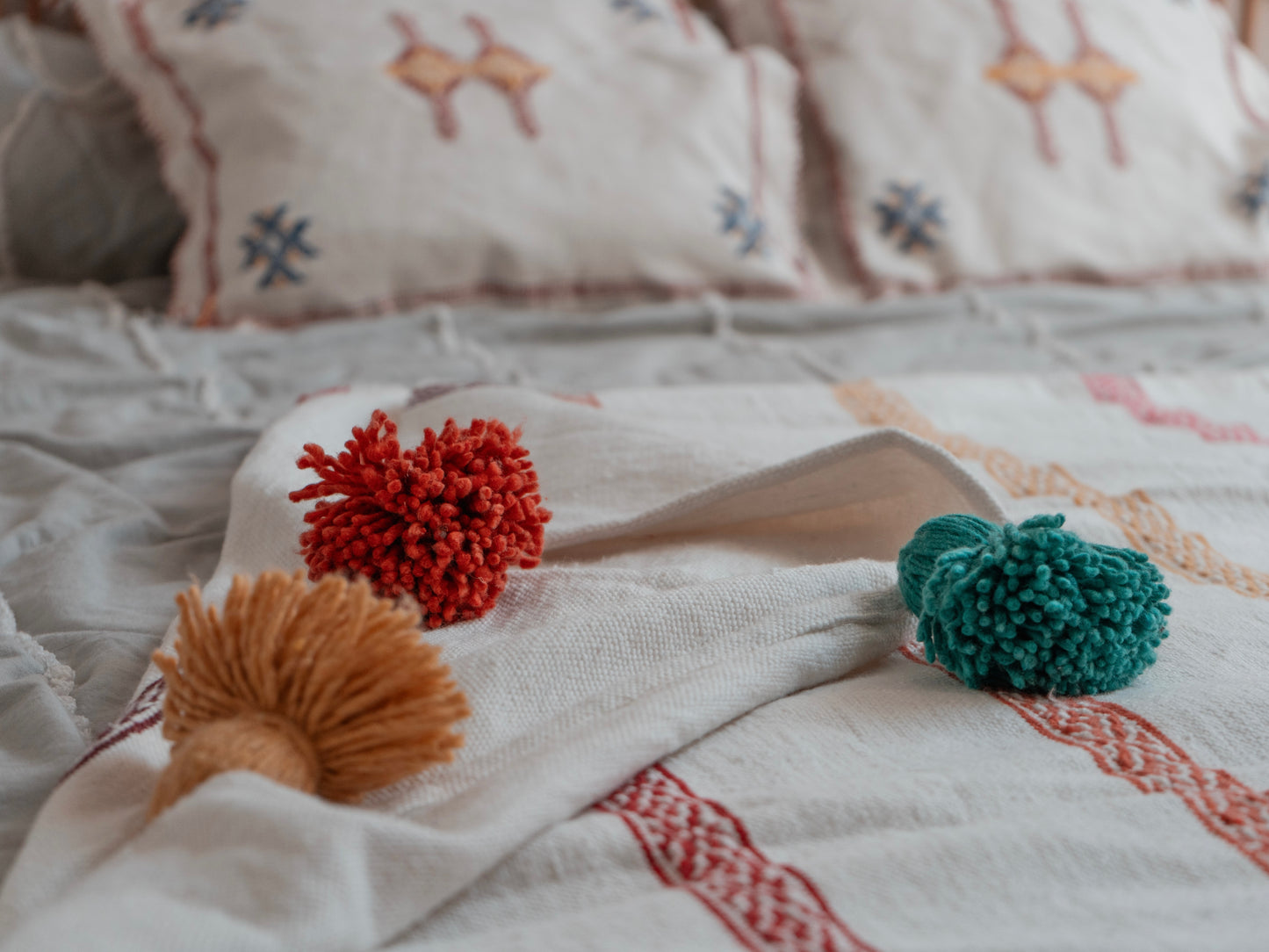 Handgefertigte marokkanische Tagesdecke mit Quasten | 190cm x 145cm