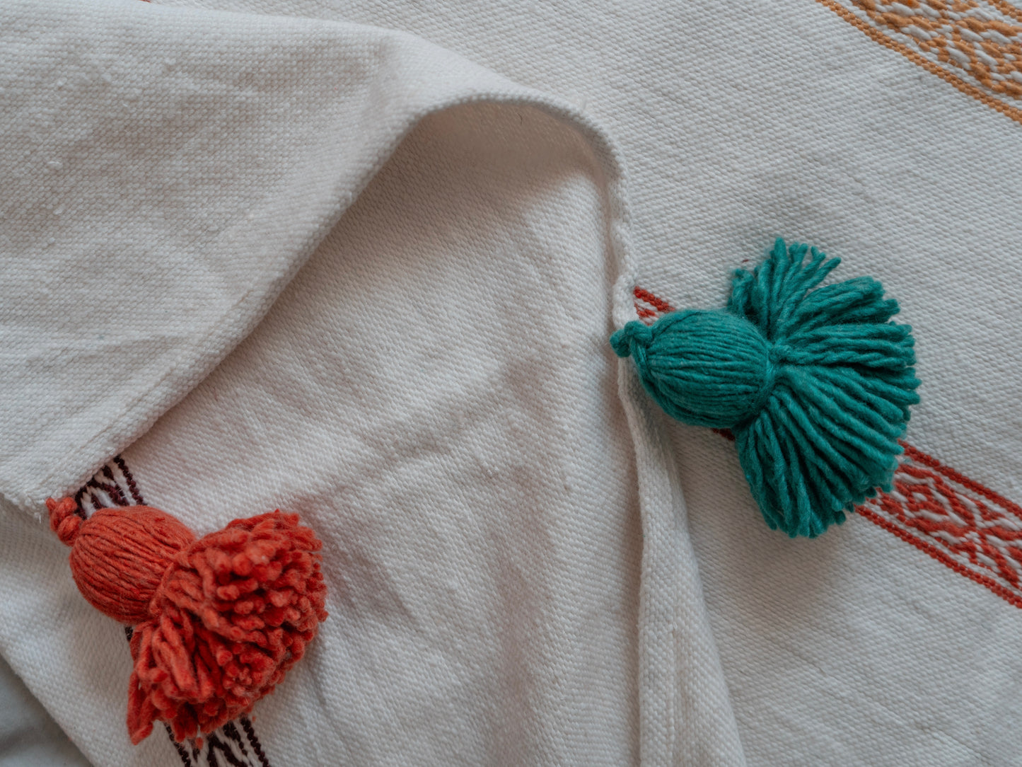 Handgefertigte marokkanische Tagesdecke mit Quasten | 190cm x 145cm