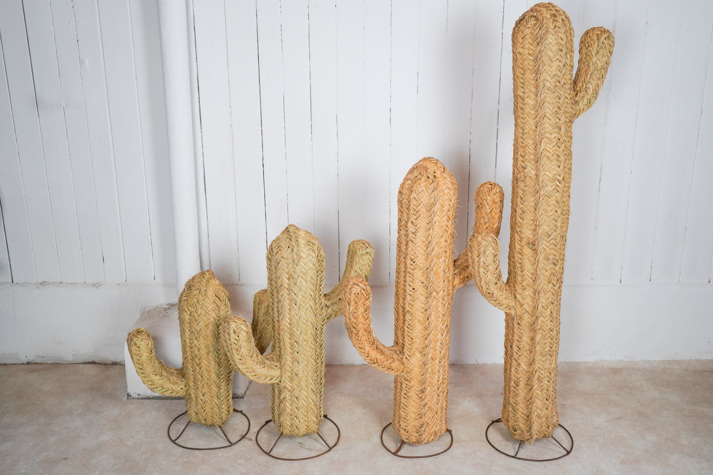 Handgeflochtener Kaktus aus Halfagras mit Fuß aus Metall