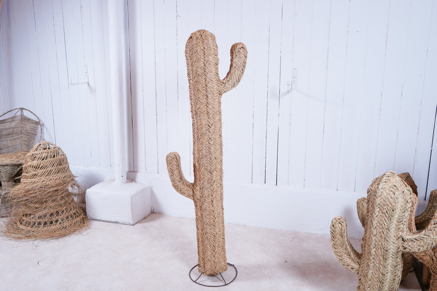 Handgeflochtener Kaktus aus Halfagras mit Fuß aus Metall
