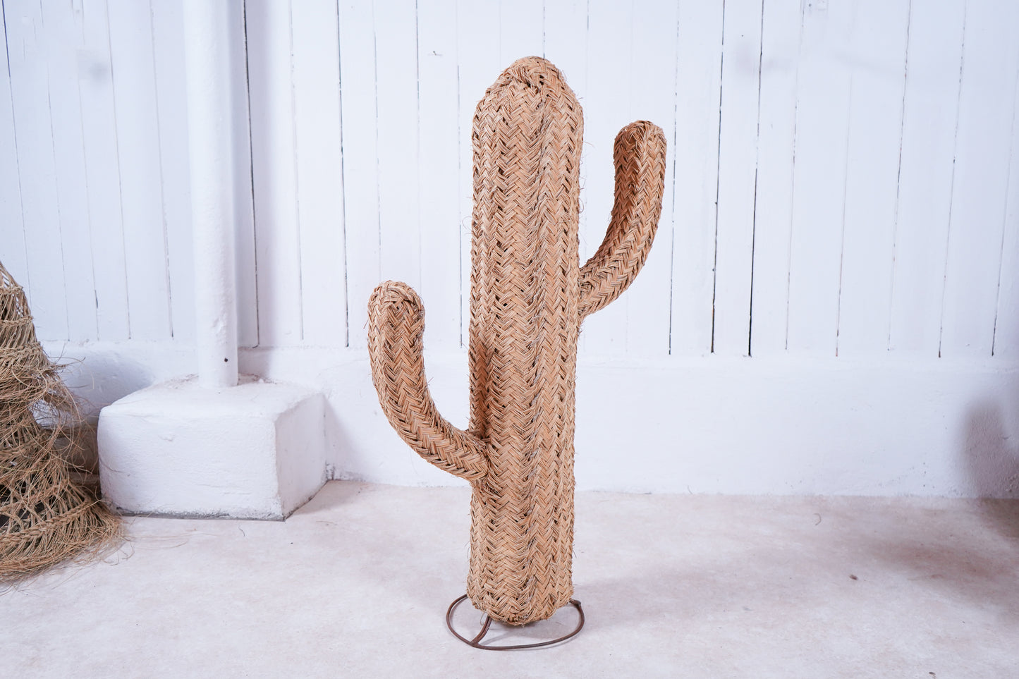 Handgeflochtener Kaktus aus Halfagras mit Fuß aus Metall
