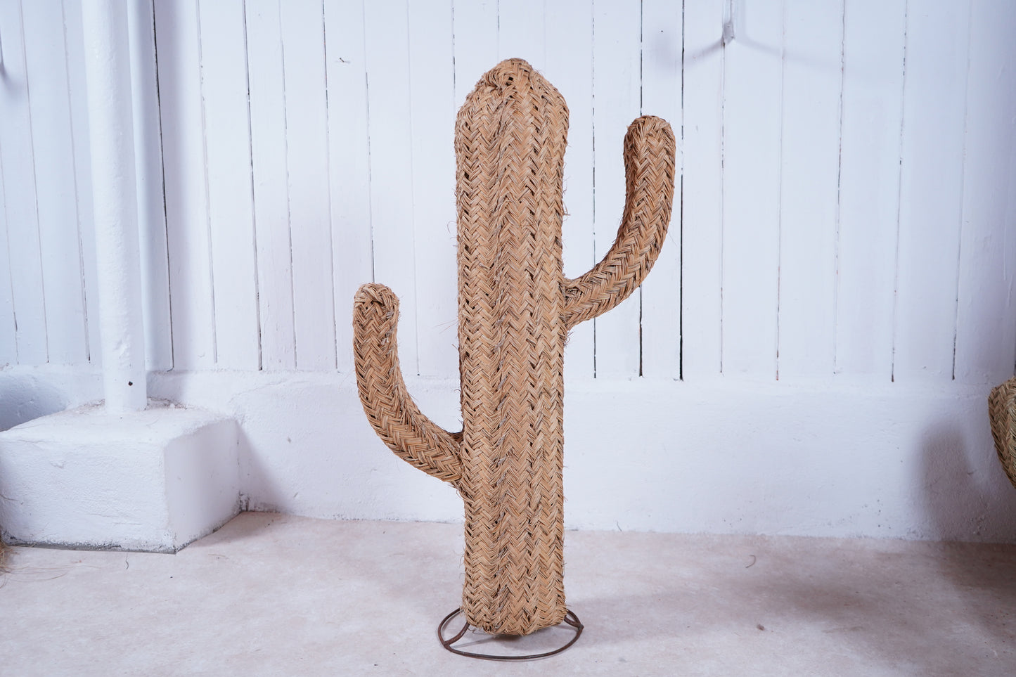 Handgeflochtener Kaktus aus Halfagras mit Fuß aus Metall