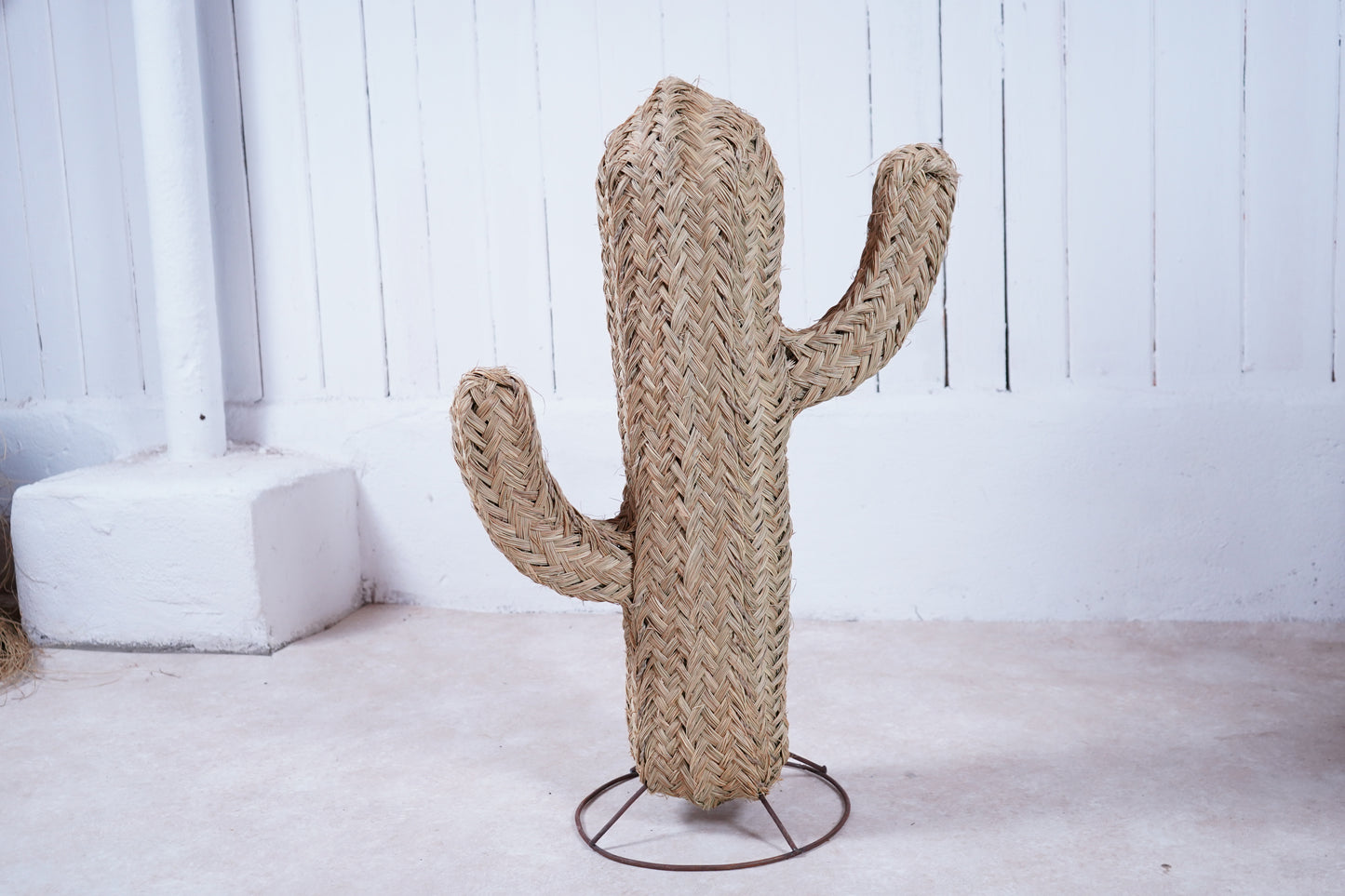 Handgeflochtener Kaktus aus Halfagras mit Fuß aus Metall
