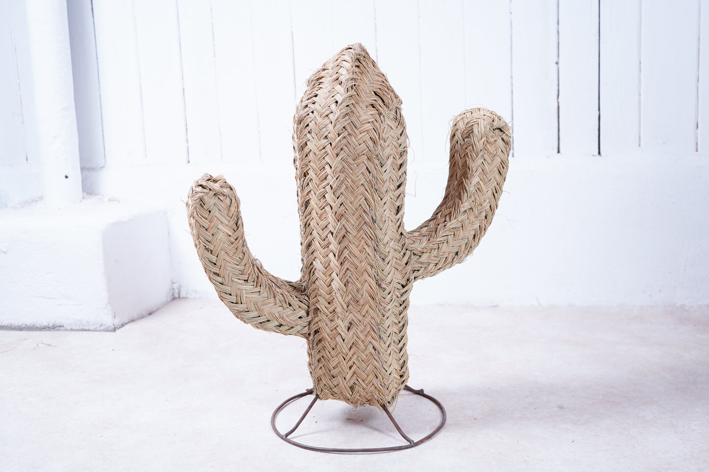 Handgeflochtener Kaktus aus Halfagras mit Fuß aus Metall