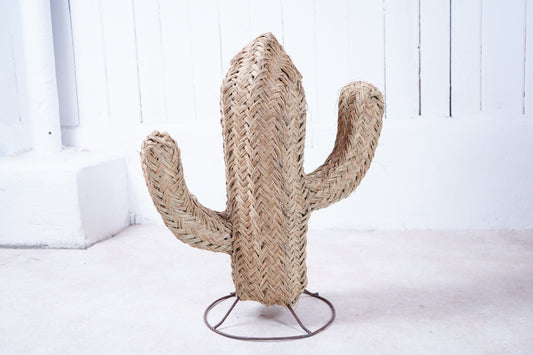 Handgeflochtener Kaktus aus Halfagras mit Fuß aus Metall