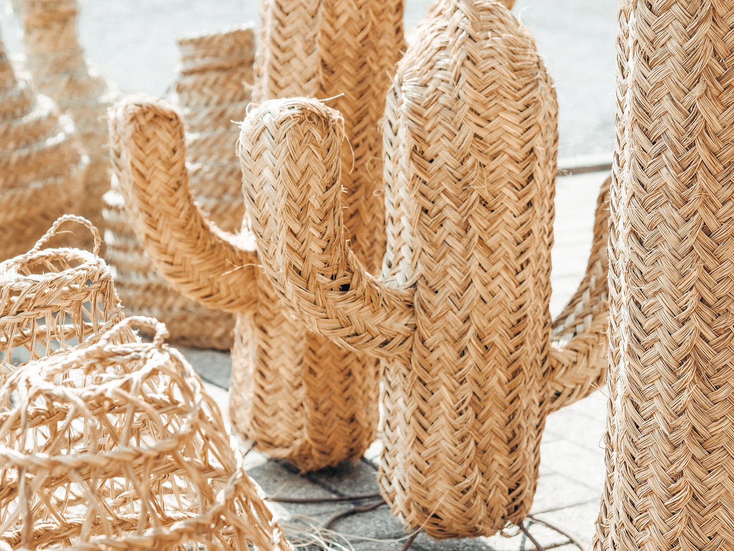 Handgeflochtener Kaktus aus Halfagras mit Fuß aus Metall