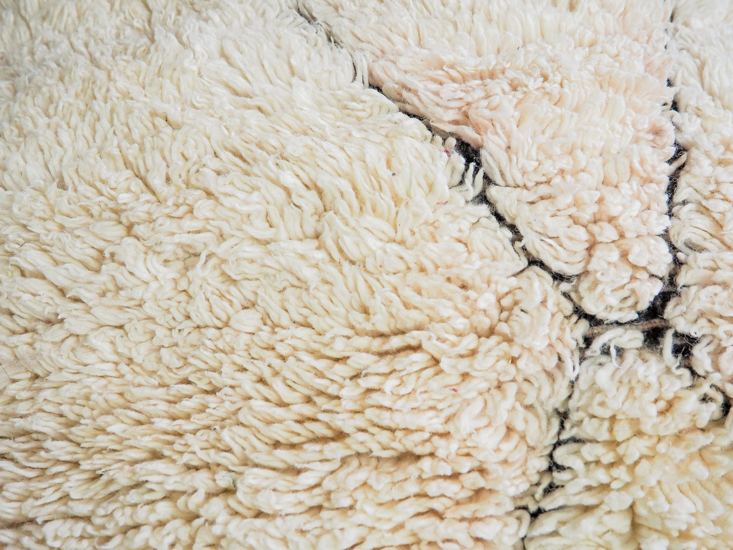 Marokkanischer Beni Ouarain Pouf ´gamra´ - handgefertigt aus natürlicher Wolle