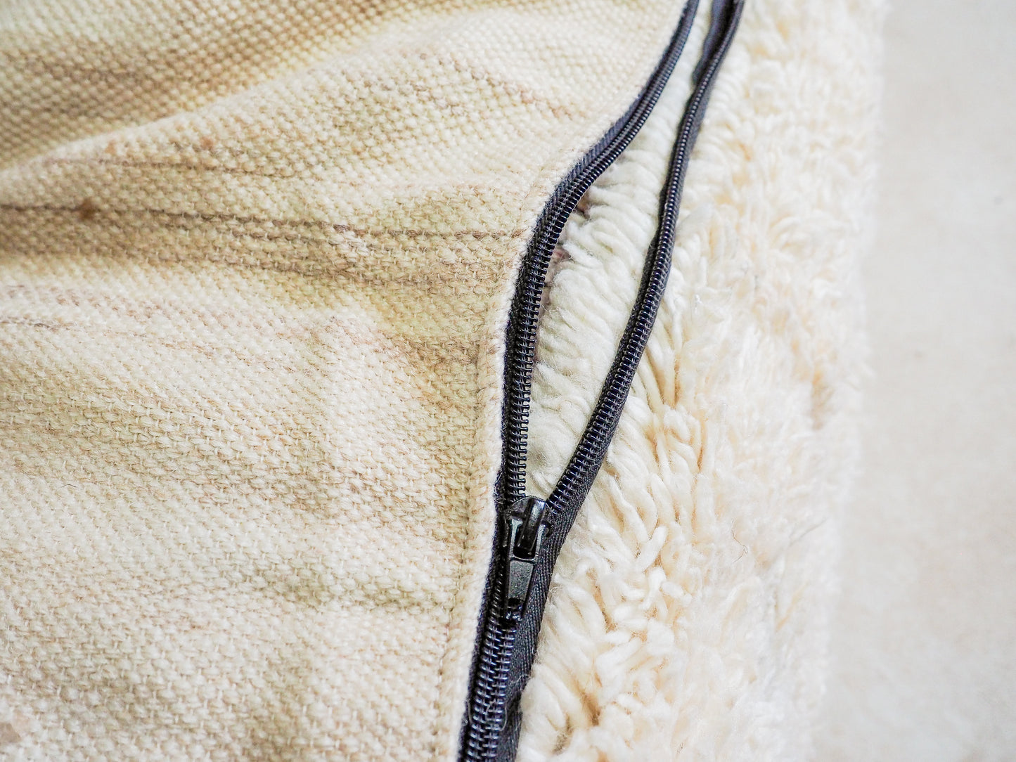 Marokkanischer Beni Ouarain Pouf ´gamra´ - handgefertigt aus natürlicher Wolle