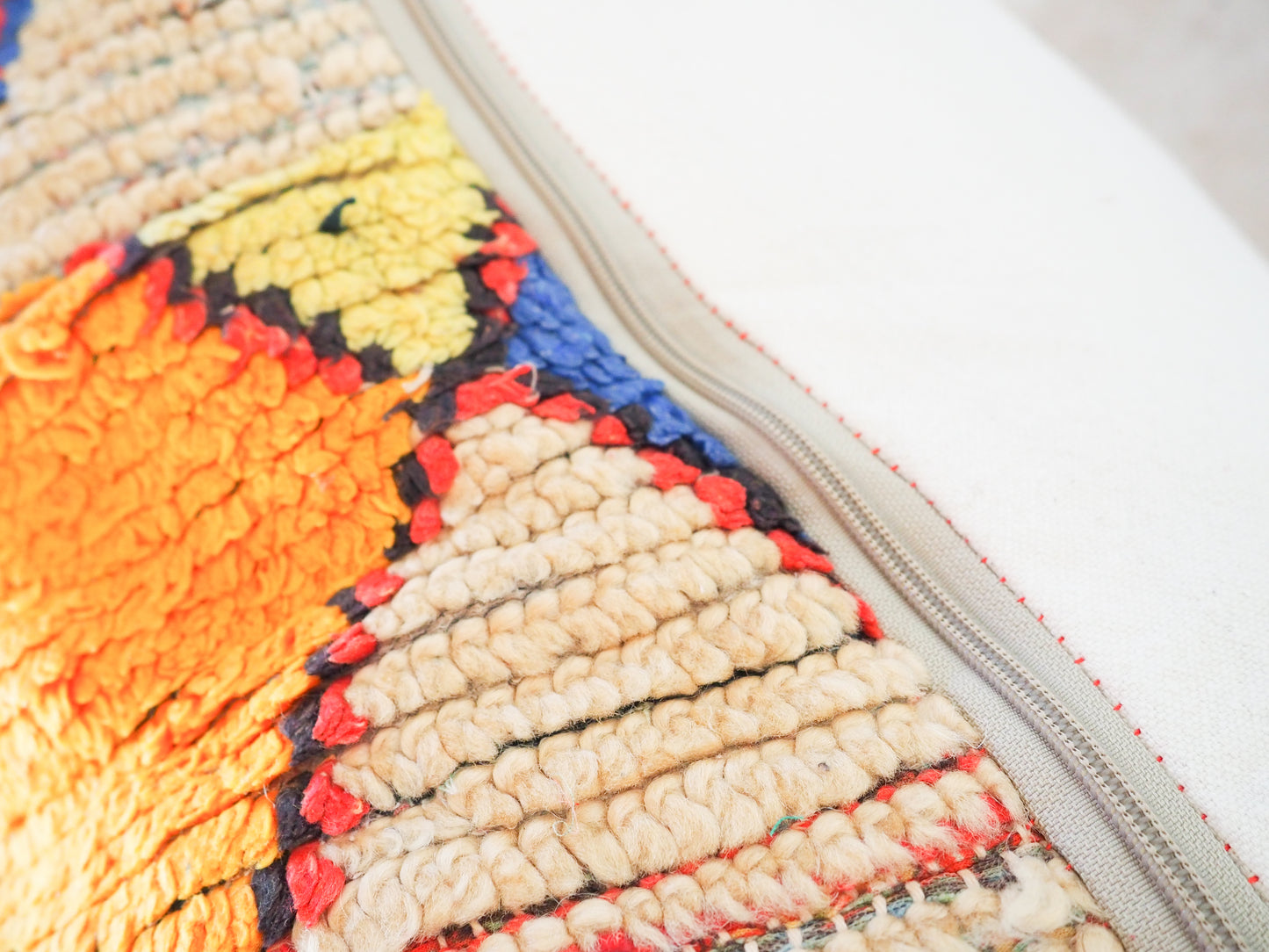 Marokkanischer Azilal Pouf "Sorouk" – Handgefertigt aus Naturmaterialien