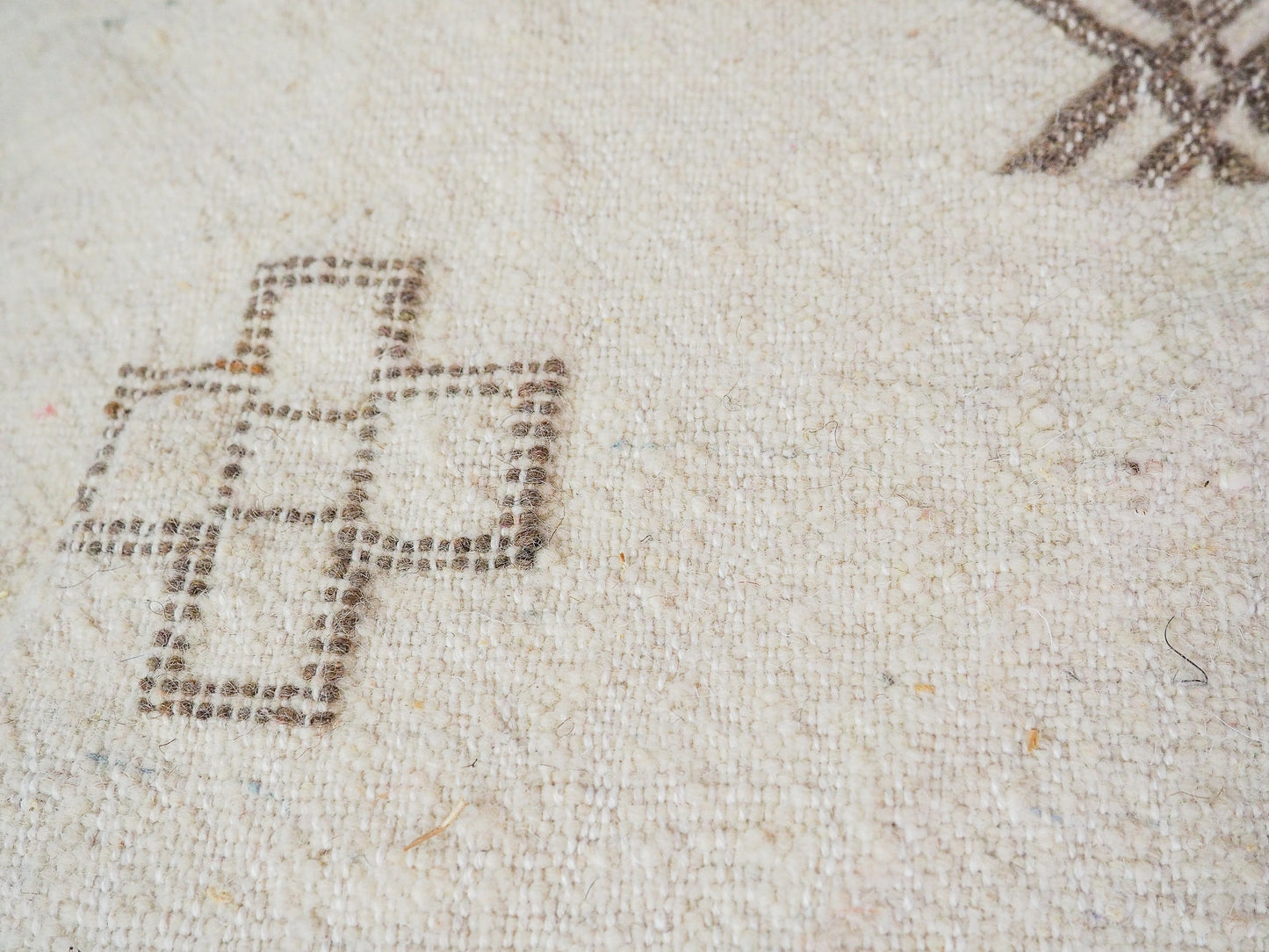 Handgefertigter Kilim Pouf aus Marokko ´marocdyali´ – Traditionelles Design und Naturmaterialien