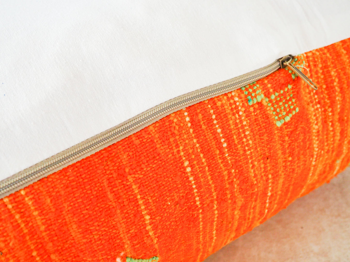 Handgefertigter Kilim Pouf aus Marokko ´ghorob´ – Traditionelles Design und Naturmaterialien