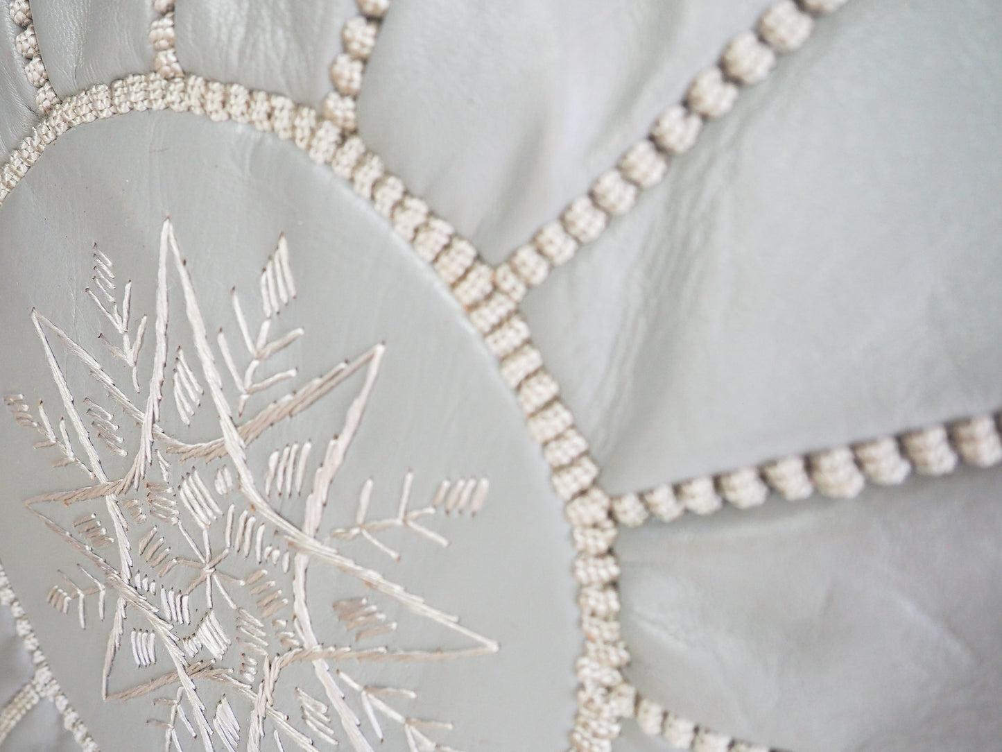 Handgefertigter Echtleder Pouf "Imane" – Marokkanisches Design und Boho-Chic