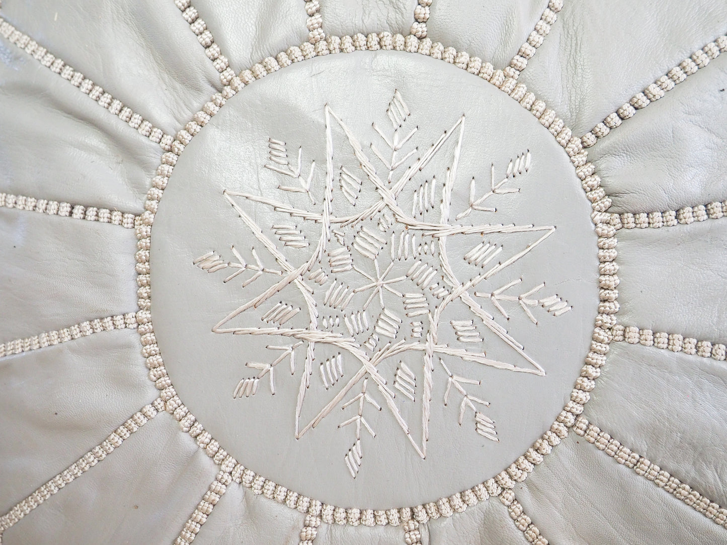 Handgefertigter Echtleder Pouf "Imane" – Marokkanisches Design und Boho-Chic