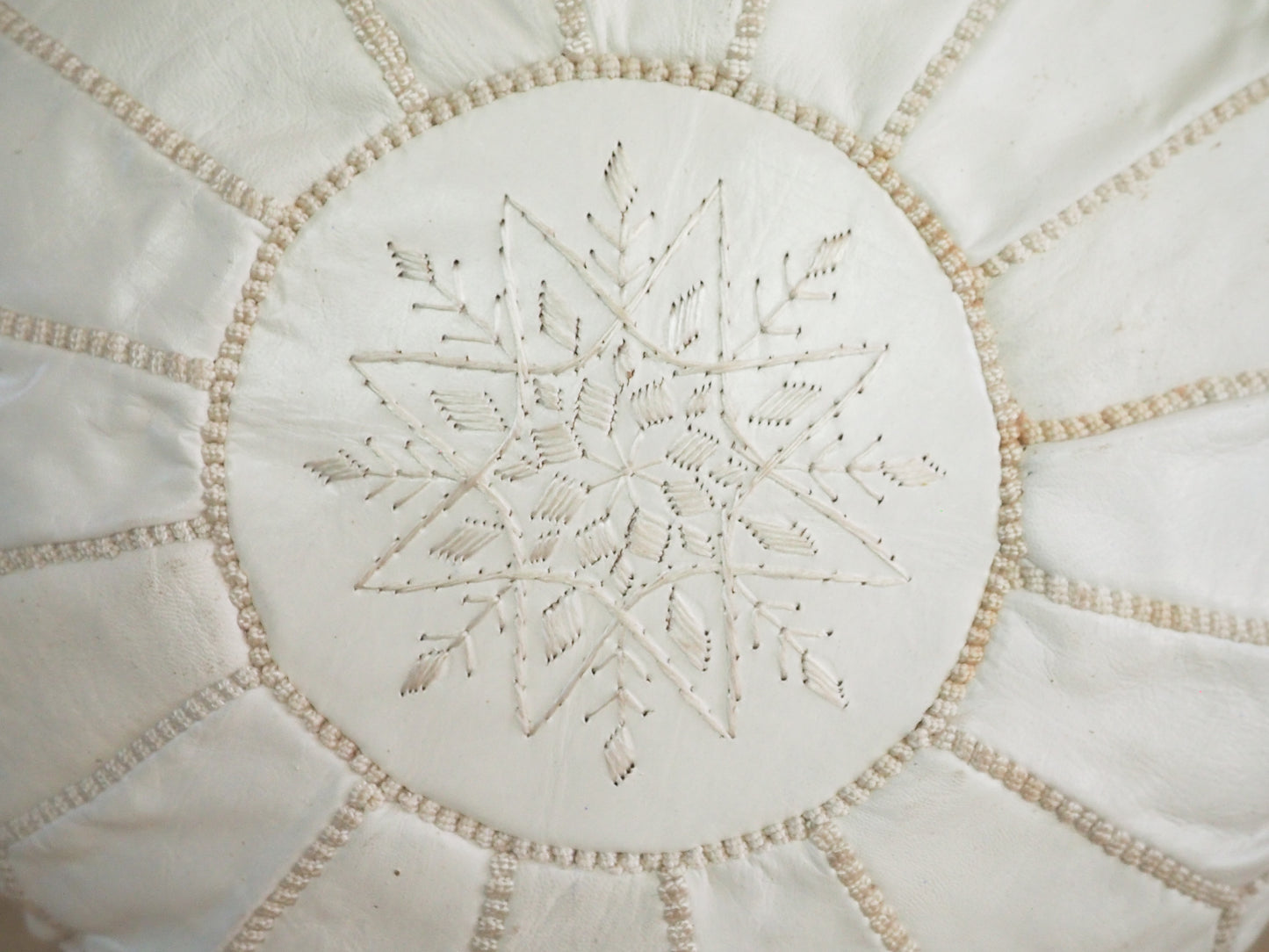 Handgefertigter Echtleder Pouf "Imane" – Marokkanisches Design und Boho-Chic