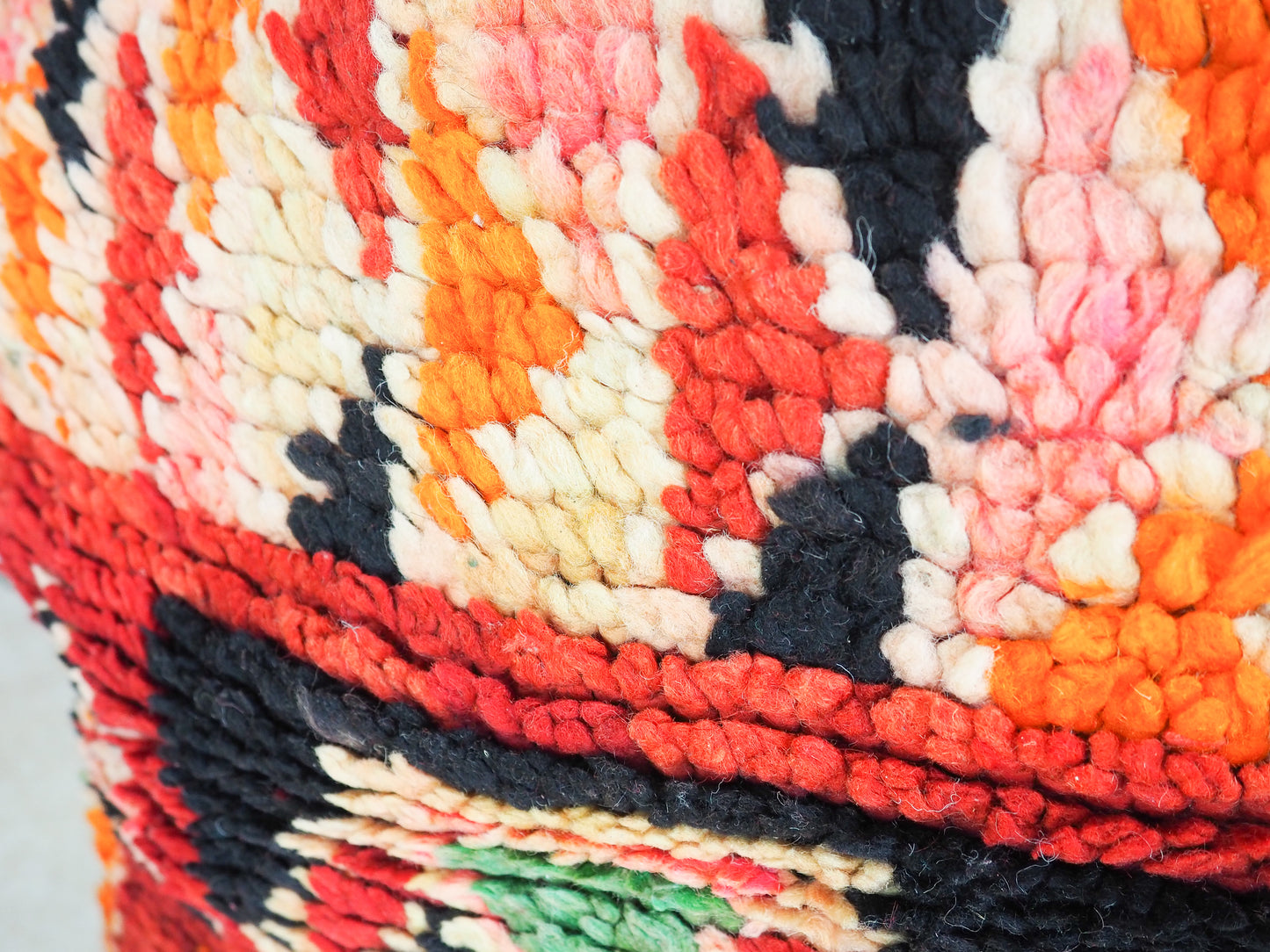 Marokkanischer Boujaad Pouf ´rougi´ - handgefertigt aus Bio-Wolle