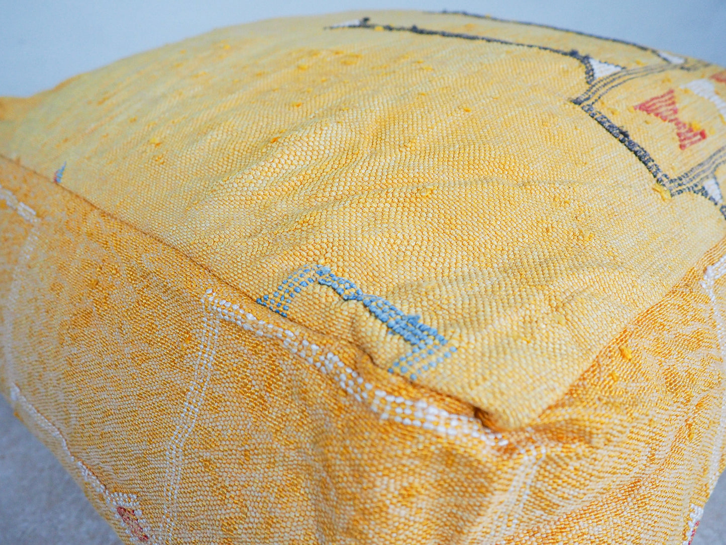 Marokkanischer Sabra Pouf ´Noura´ – Handgefertigt aus Kaktusseide