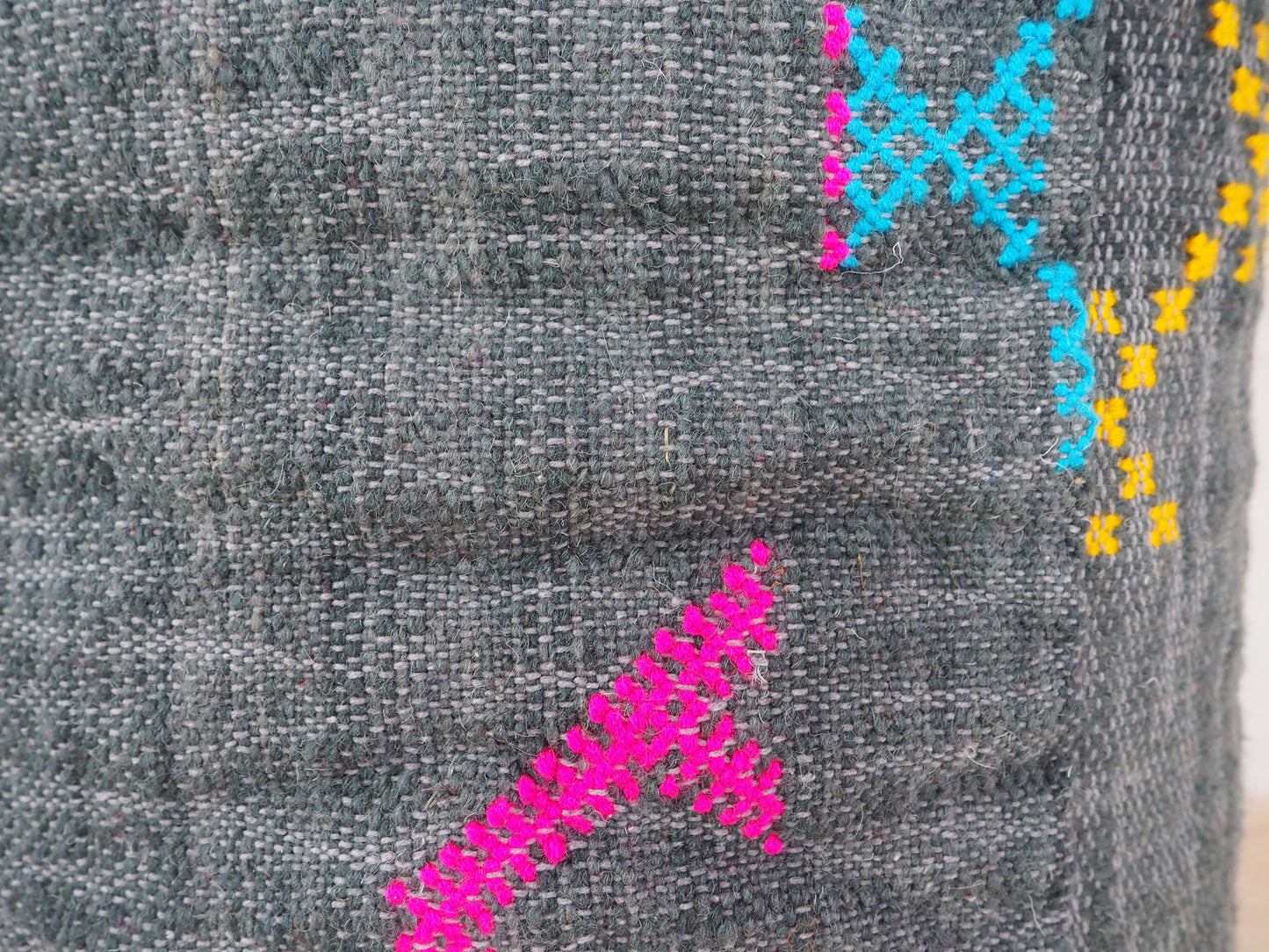 Handgefertigter Kilim Pouf aus Marokko ´Sanaa´ – Traditionelles Design und Naturmaterialien