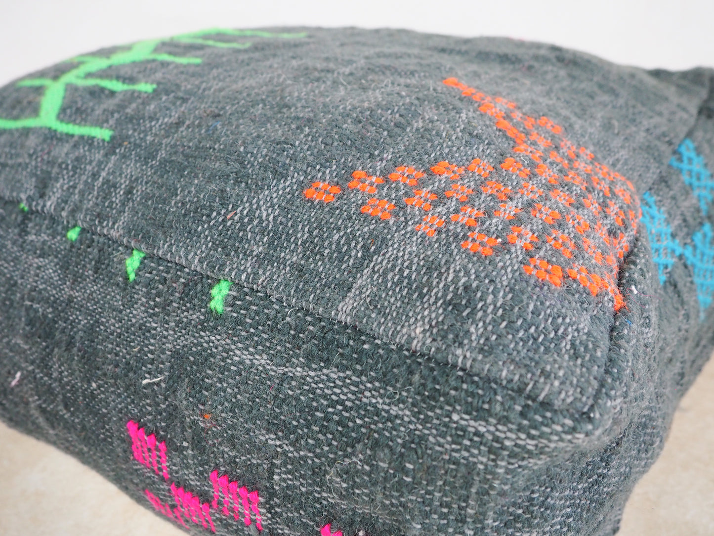 Handgefertigter Kilim Pouf aus Marokko ´Sanaa´ – Traditionelles Design und Naturmaterialien