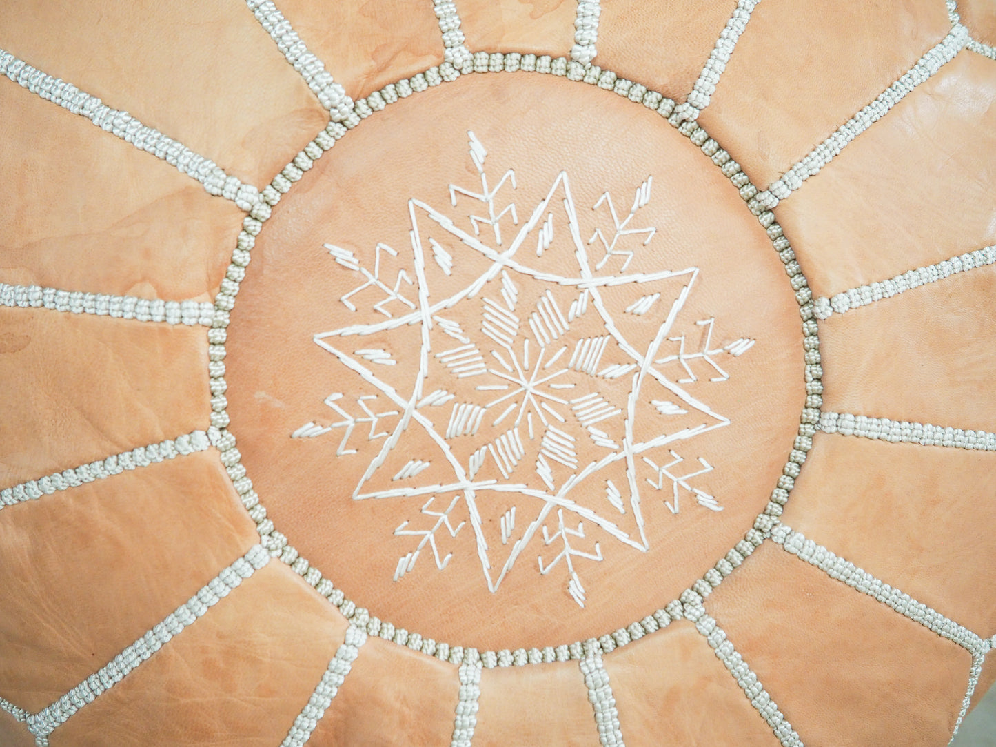 Handgefertigter Echtleder Pouf "Imane" – Marokkanisches Design und Boho-Chic