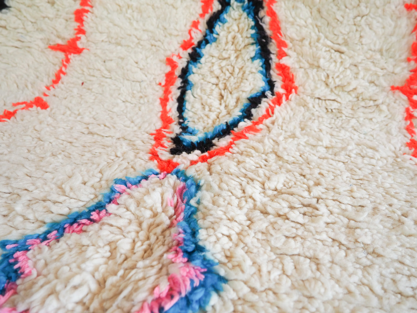 Handgefertigter Azilal Teppich `Souad` aus Marokko – Boho-Muster und hochwertige Wolle | 230 x 145 cm