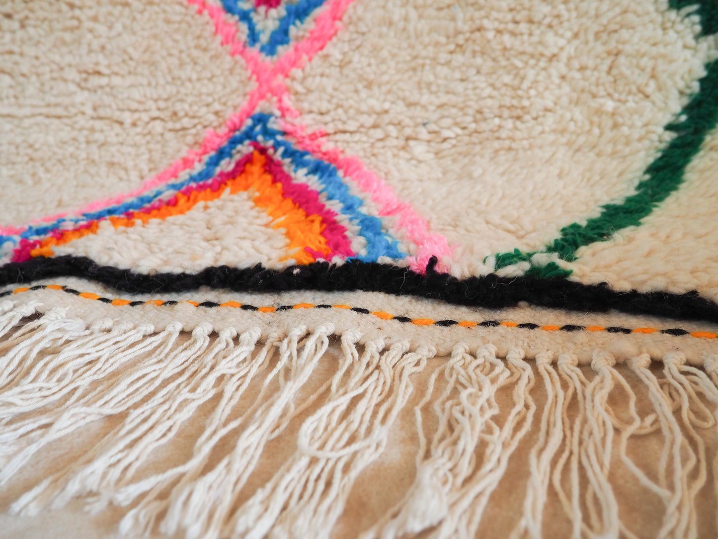 Handgefertigter Azilal Teppich `Sanaa` aus Marokko – Boho-Muster und hochwertige Wolle | 142 x 94 cm