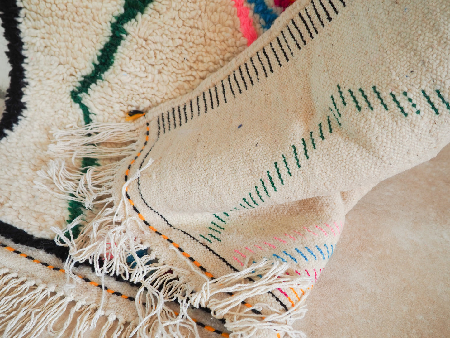 Handgefertigter Azilal Teppich `Sanaa` aus Marokko – Boho-Muster und hochwertige Wolle | 142 x 94 cm