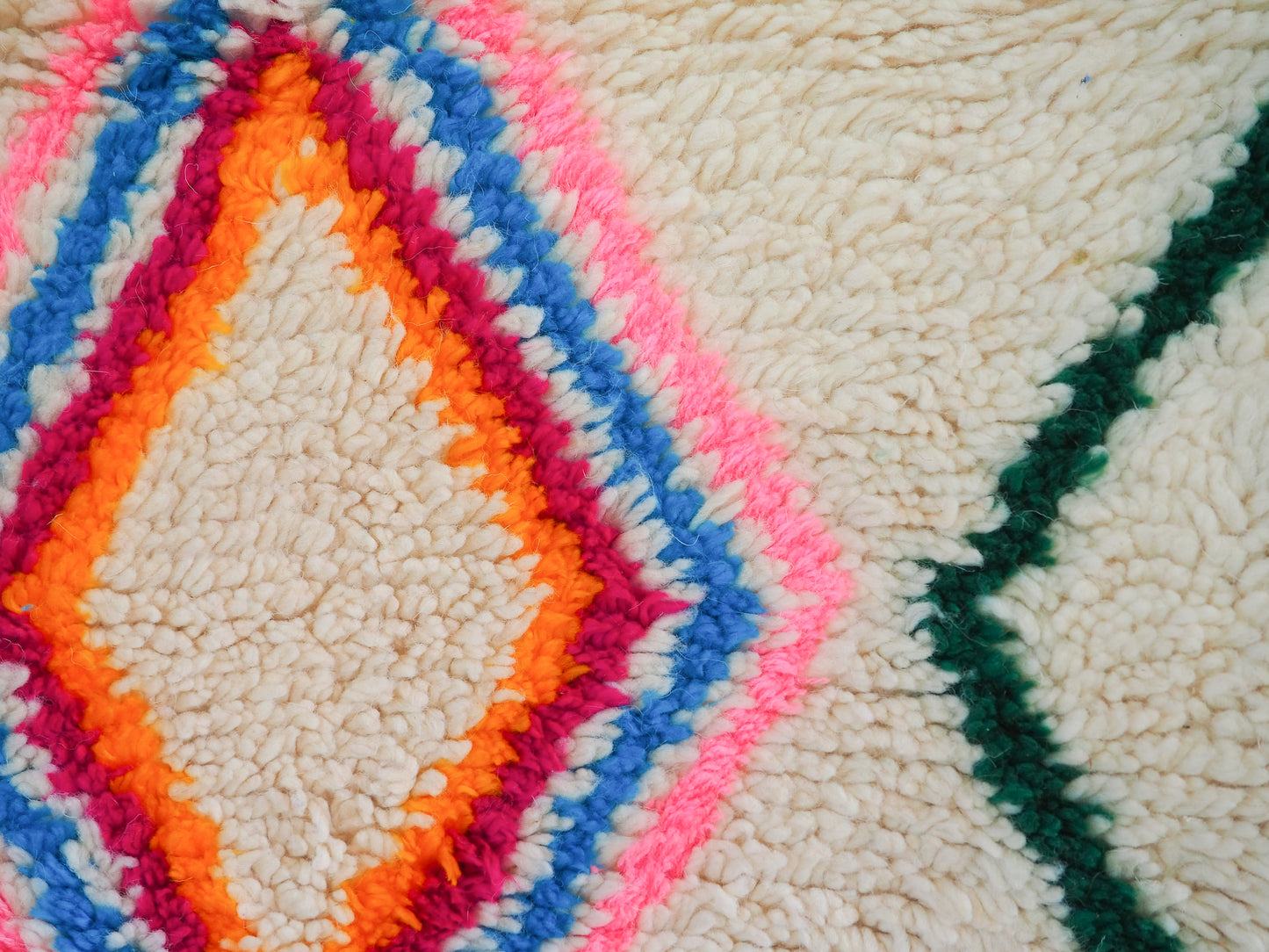 Handgefertigter Azilal Teppich `Sanaa` aus Marokko – Boho-Muster und hochwertige Wolle | 142 x 94 cm